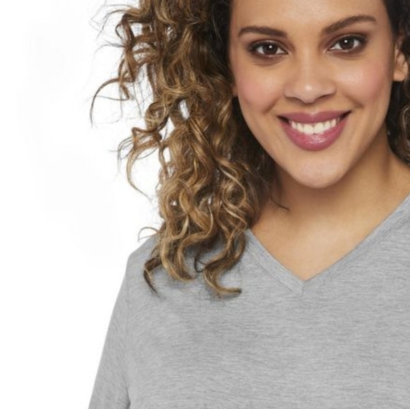 New Long Sleeved Stretch V-Neck Thumb Hole Shirt - Picture 4 of 6